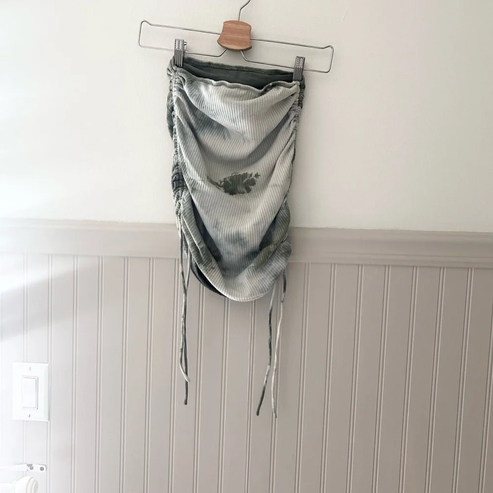 🌿 Princess Polly Size 4 Sage Green Marble Tie-Dye Mini Skirt – Ruched Sides